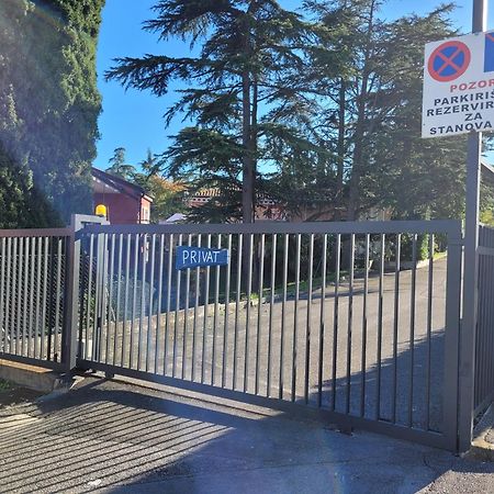 Apartma Zusterna Za Bazenom Копер Екстериор снимка