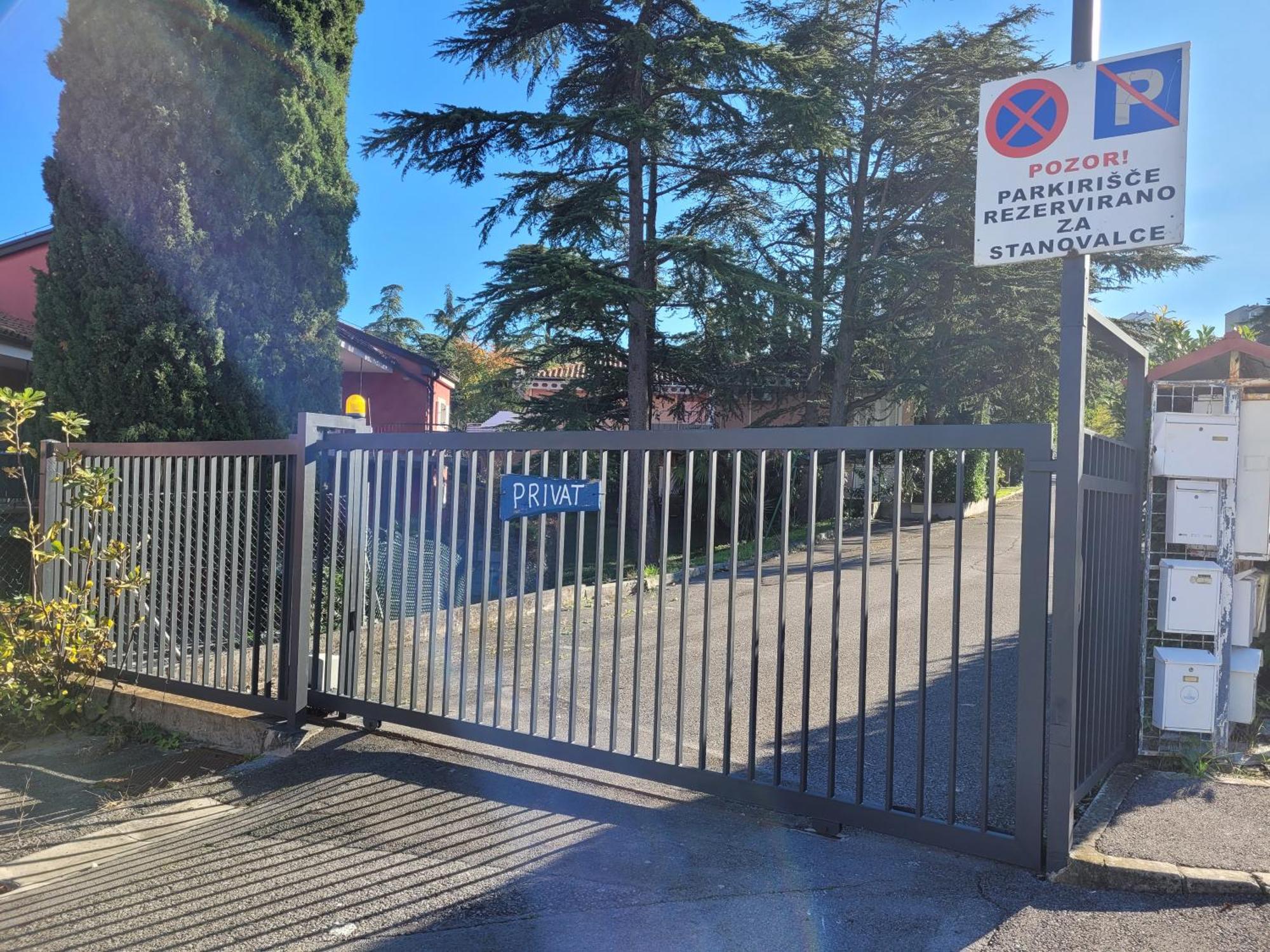 Apartma Zusterna Za Bazenom Копер Екстериор снимка